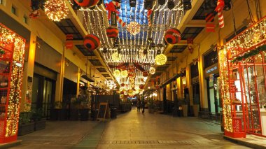ATHENS, GREECE, 1 ARALIK 2019. Atina 'da Noel. Atina 'daki City Link ticari bloğunun dekore edilmiş Spiromiliou Çarşısı