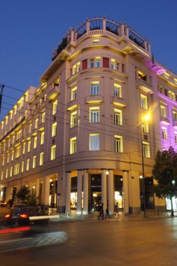 ATHENS, GREECE, 1 ARALIK 2019. Atina 'da Noel Akşamı Atina' da dekore edilmiş Şehir Bağlantı ticari bloğu manzarası