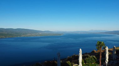 Yunanistan 'ın batısındaki Termo köyüne yakın doğu kıyısından Trihonida Gölü manzarası