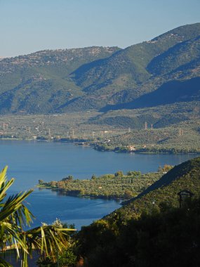 Yunanistan 'ın batısındaki Termo köyüne yakın Trihonida Gölü' nün kuzeydoğu kısmının manzarası