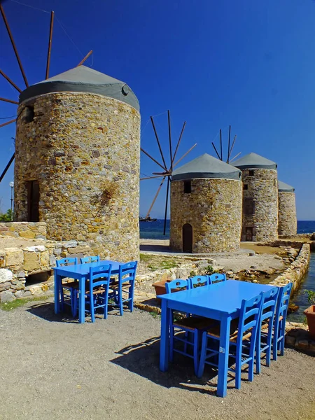 Παλιοί Ανεμόμυλοι Στο Ελληνικό Νησί Της Χίου Σειρές Από Μπλε — Φωτογραφία Αρχείου