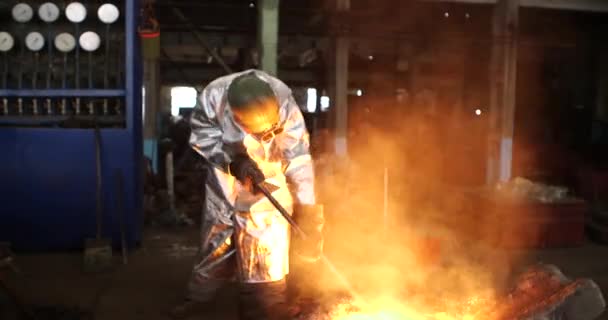 Fundição Metal Concha Fogão — Vídeo de Stock