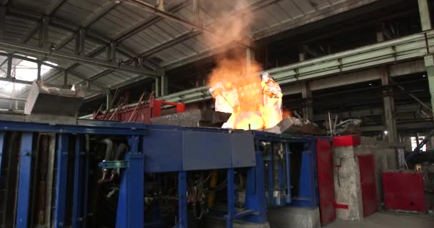 工場で金属を製錬 — ストック動画
