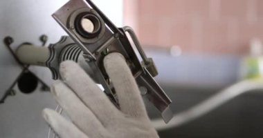 Demir ve Çelik Fabrikası. Erimiş Demir Dökümü. Metal endüstrisi, erimiş metal, parlayan çelik endüstrisi, erimiş çelik, eriyen çelik, metalurji fabrikası, kırmızı-sıcak metal üretimi, sıcak metal üretimi,