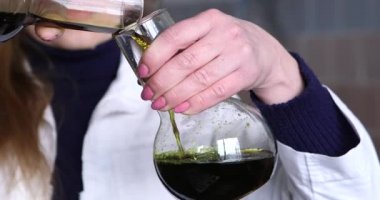 Demir ve Çelik Fabrikası. Erimiş Demir Dökümü. Metal endüstrisi, erimiş metal, parlayan çelik endüstrisi, erimiş çelik, eriyen çelik, metalurji fabrikası, kırmızı-sıcak metal üretimi, sıcak metal üretimi,