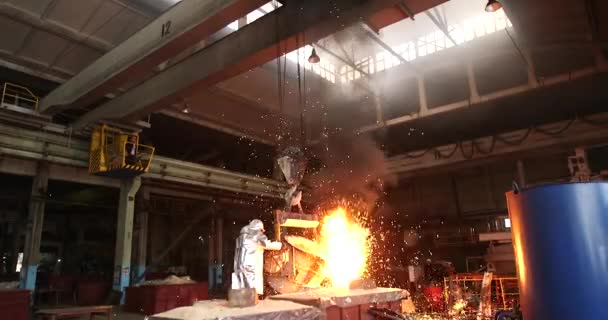 金属製錬とこぼれ — ストック動画