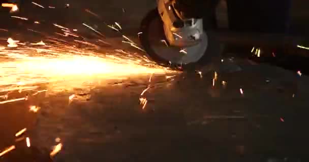 金属の粉砕と切断 火花の棚 — ストック動画