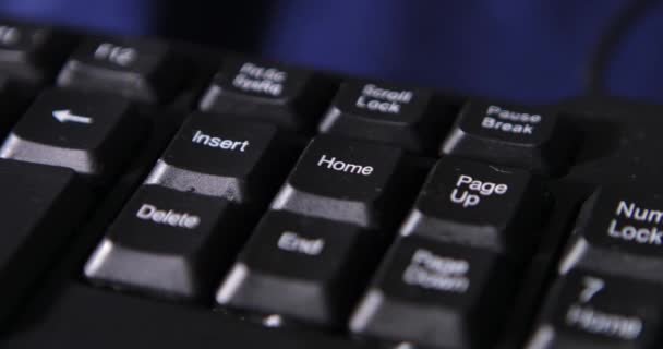 这只手正在用蓝灯在白桌子上打一个黑色键盘 — 图库视频影像