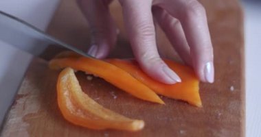 Kırmızı biberi dilimle. Lüks restoranda akşam yemeği hazırlıkları..