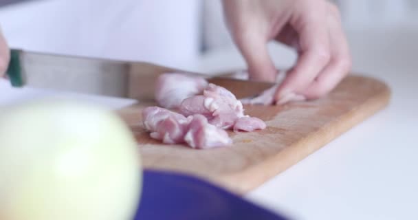 切板上的牛肉片 妇女的双手用刀片把一块精美的牛肉片放在切碎的木板上 桌上的牛肉肉 — 图库视频影像