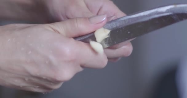 Oignon sur la planche à découper. Les mains de la femme avec un couteau tranches d'oignon sur la planche à découper. Oignon sur la table .