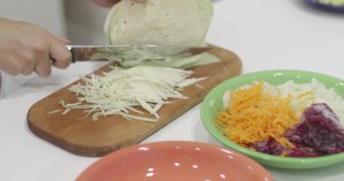 Dilimlenmiş lahana, soğan, tahtada patates, büyük boy.