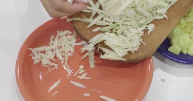 Dilimlenmiş lahana, soğan, tahtada patates, büyük boy.