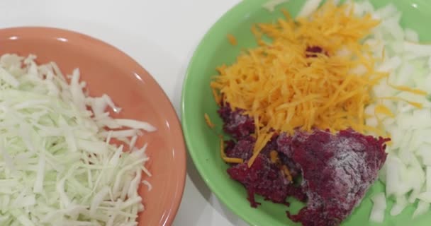 切碎的卷心菜 船上的土豆 — 图库视频影像