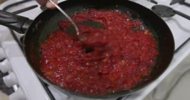 Mutfakta yemek, kek, salata, içecek.