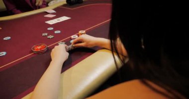 Casino, oyun kartlarının dağıtımı