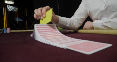 Casino, oyun kartlarının dağıtımı