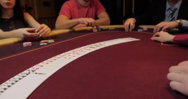 Casino, oyun kartlarının dağıtımı
