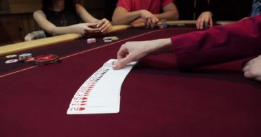 Casino, oyun kartlarının dağıtımı