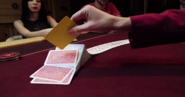 Casino, oyun kartlarının dağıtımı