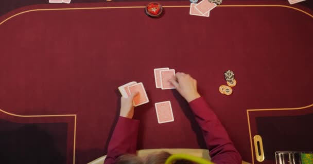 Casino Tisch Burgund Verteilung Der Karten — Stockvideo