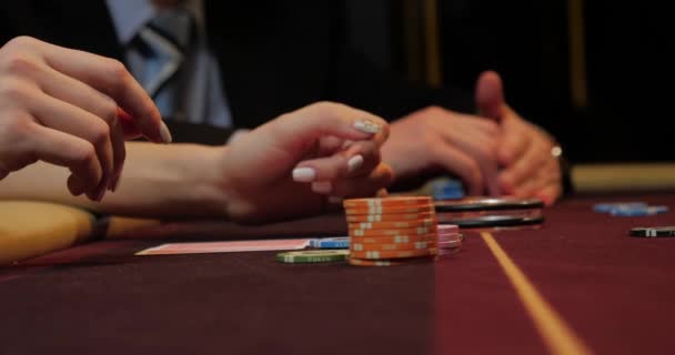 赌场桌酒 卡的分发 — 图库视频影像