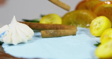 Mutfakta yemek, kek, salata, içecek.