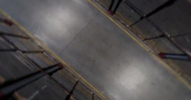 Rafların üst görünümü