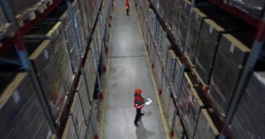 Rafların üst görünümü