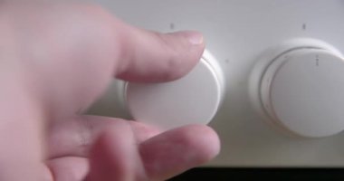 Gaz tutacağının gaz sobasında hareketi