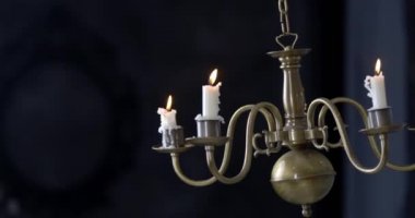 Mumlar Siyah arka plan üzerinde Candelabra Sarkaç
