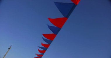 Gökyüzüne çok renkli bir uçurtma fırlatılıyor.