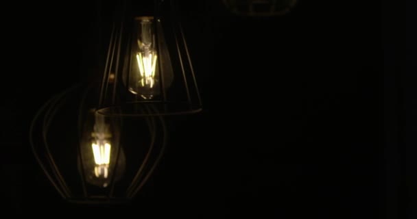 Kaarsen Kandelaar Pendulum Een Zwarte Achtergrond — Stockvideo