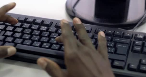 Bir Dizüstü Bilgisayarda Klavye Yazmak — Stok video
