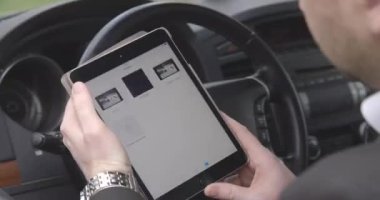 Tablet, arabanın sürücüsünün elinde.