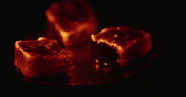 Brazier, kırmızı sıcak kömürler, alev