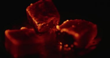 Brazier, kırmızı sıcak kömürler, alev