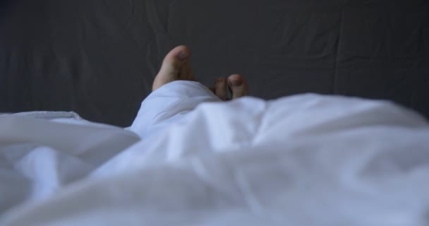 赤脚躺在白布上 — 图库视频影像
