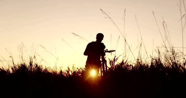 Figuur Van Een Fietser Bij Zonsondergang — Stockvideo