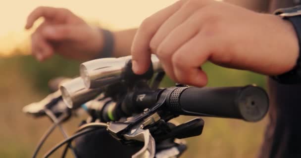 Fahrrad Rad Hände Auf Dem Rad — Stockvideo