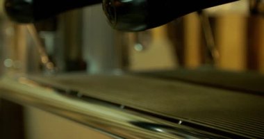 Kahve makinesinde kapuçino yapmak.