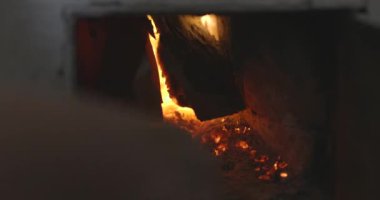 Kırsalda bir sobayı tutuşturmak