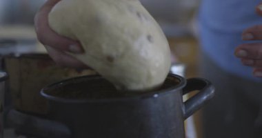 Masanın üzerinde hamur yoğurma