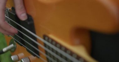 Gitar çalan müzisyen, enstrüman