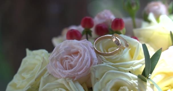 Anéis Casamento Fundo Buquê Rosas Brancas — Vídeo de Stock