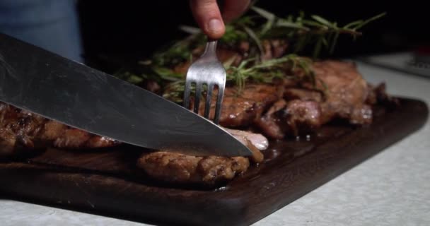 Trancher Des Steaks Sur Une Planche — Video