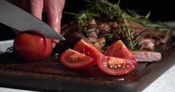 Steaks Een Bord Snijden — Stockvideo