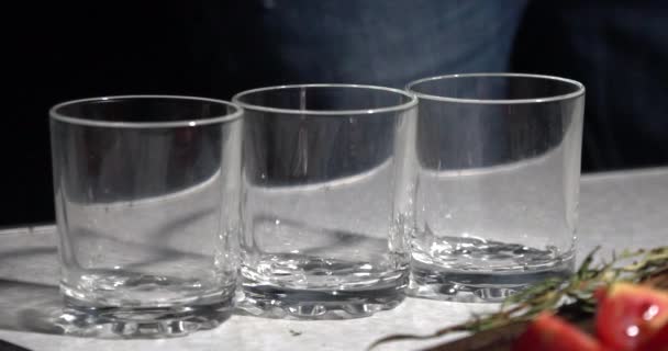 Brandy Ein Transparentes Glas Auf Dem Brett Gießen — Stockvideo