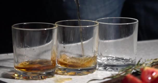 Verser Brandy Dans Verre Transparent Sur Plateau — Video