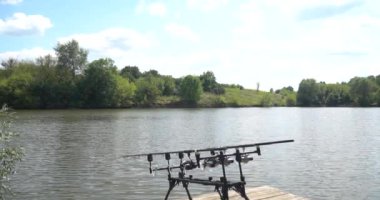 Yavaş hareket, sazan balıkçılık, altında çubuk, olta, ahşap bir platform üzerinde makaralar